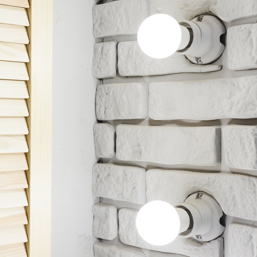 AKS-  FOCO LED 9W CON SENSOR DE MOVIMIENTO LUZ BLANCA